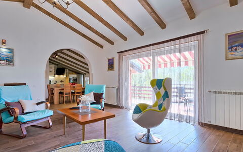 Majda: Camera, Proprietà, Interior Design, Costruzione, Soggiorno, Immobiliare, Casa, Mobilia, Giallo, Soffitto