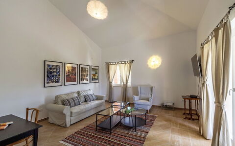 Gardenia: Mobilia, Interior Design, Pavimentazione, Pavimento, Parete, Divano, Soffitto, Camera, Illuminazione, Soggiorno