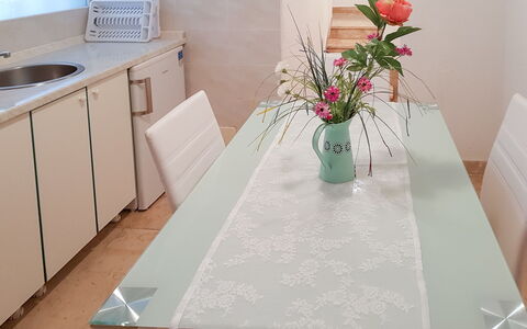 Fažana Peroj 106: Bianca, Pavimento, Proprietà, Camera, Piastrella, Tavolo, Mobilia, Controsoffitto, Interior Design, Pavimentazione