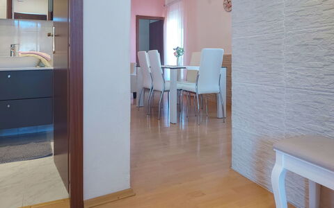 Fažana Peroj 106: Tavolo, Mobilia, Costruzione, Porta, Legna, Casa, Interior Design, Pavimentazione, Pavimento, Sala