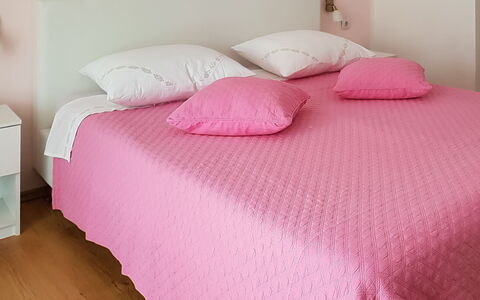 Fažana Peroj 106: Lenzuolo, Camera Da Letto, Letto, Bedding, Rosa, Mobilia, Telaio Del Letto, Tessile, Copripiumino, Camera