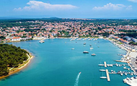 Sea: Acqua, Cielo, Pianta, Costruzione, Azzurro, Paesaggio Naturale, Albero, Corpo D'Acqua, Spiaggia, Terreno