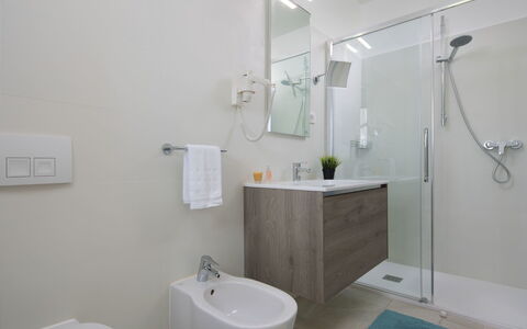 Debora: Bagno, Camera, Proprietà, Idraulico Fixture, Interior Design, Bagno Accessorio, Architettura, Pavimento, Casa, Piastrella