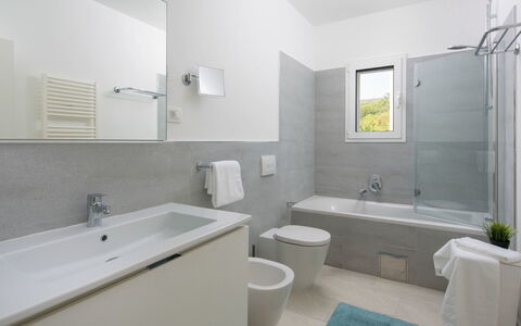 Chiara: Bagno, Proprietà, Camera, Interior Design, Vasca Da Bagno, Idraulico Fixture, Pavimento, Parete, Costruzione, Architettura