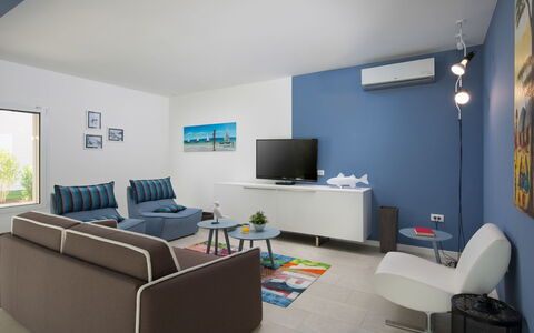 Chiara: Camera, Soggiorno, Mobilia, Interior Design, Proprietà, Costruzione, Blu, Pavimento, Parete, Soffitto