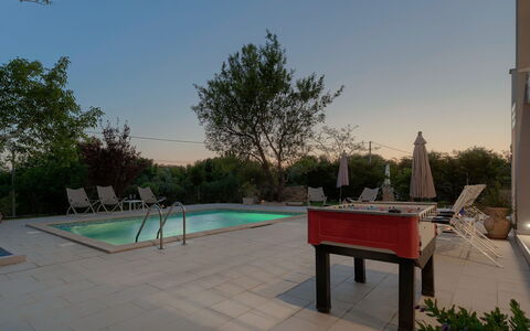 Chiara: Cielo, Pianta, Shade, Tavolo, Piscina, Mobili Da Esterno, Albero, Zona Residenziale, Tempo Libero, Spazio Pubblico
