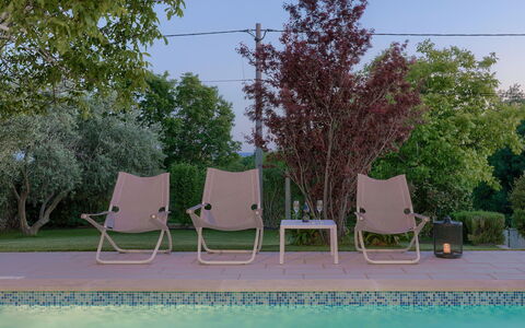 Chiara: Acqua, Cielo, Mobilia, Pianta, Albero, Mobili Da Esterno, Shade, Sedia, Paesaggio Naturale, Rettangolo