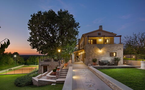 Vlastelini: Cielo, Pianta, Nube, Costruzione, Albero, Manto Stradale, Casa, Finestra, Street Luce, Crepuscolo