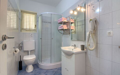 Marevista: Bagno, Proprietà, Camera, Idraulico Fixture, Architettura, Immobiliare, Piastrella, Interior Design, Casa, Costruzione