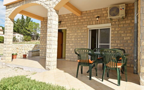 Maslenica 107: Pianta, Finestra, Costruzione, Shade, Interior Design, Albero, Legna, Pavimento, Brick, Casa