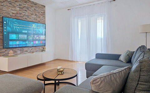 Frane: Mobilia, Interior Design, Pavimentazione, Dispositivo Elettronico, Televisione, Divano, Pavimento, Soggiorno, Set Televisivo