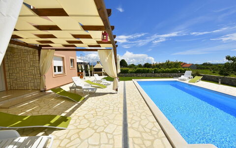 Frane: Proprietà, Piscina, Casa, Costruzione, Immobiliare, Casa, Architettura, Estate, Zona Residenziale, Villa