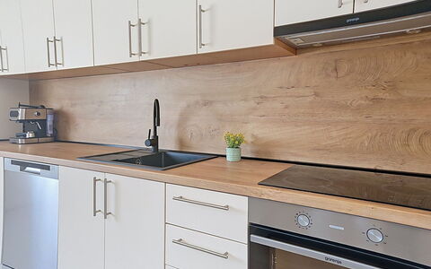 Frane: Pavimentazione, Legna, Controsoffitto, Pavimento, Mobilia, Cabinetry, Cucina, Interior Design, Marrone, Pavimento In Legno