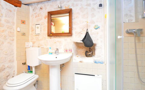 Home Sweet Home: Bagno, Proprietà, Camera, Interior Design, Parete, Costruzione, Casa, Piastrella, Immobiliare, Idraulico Fixture