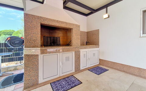 Trogir Okrug Gornji 314: Pavimentazione, Legna, Pavimento, Interior Design, Soffitto, Cucina, Piastrella, Controsoffitto, Color Legno, Materiali Naturali