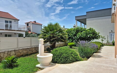 Trogir Okrug Gornji 314: Zona Residenziale, Arbusto, Casa, Giardino, Casa, Landscaping, Shade, Passerella, Estate
