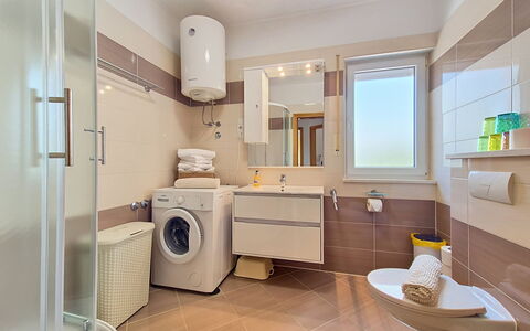 Trogir Okrug Gornji 314: Interior Design, Pavimentazione, Lavatrice, Idraulico Fixture, Pavimento, Lavello, Mobiletto Del Bagno, Bagno, Soffitto, Gabinetto
