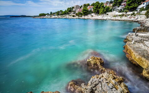 Trogir Okrug Gornji 314: Acqua, Nube, Cielo, Risorse Idriche, Blu, Azzurro, Paesaggio Naturale, Costiera E Morfologie Oceanic, Albero, Spiaggia