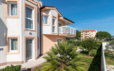 Trogir Okrug Gornji 314: Cielo, Pianta, Costruzione, Finestra, Proprietà, Azzurro, Albero, Casa, Condominio, Urban Design