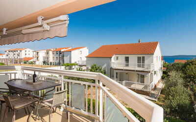 Trogir Okrug Gornji 314: Cielo, Costruzione, Giorno, Proprietà, Finestra, Legna, Tavolo, Urban Design, Shade, Casa