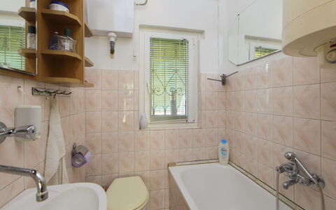 Piccola: Bagno, Idraulico Fixture, Lavandino Del Bagno, Pavimentazione, Gabinetto, Interior Design, Pavimento, Lavello, Rubinetto, Idraulico