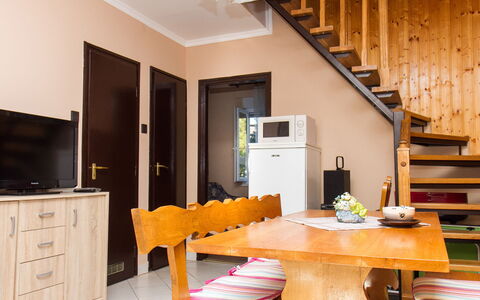 Gerle: Cabinetry, Tavolo, Mobilia, Proprietà, Costruzione, Legna, Interior Design, Illuminazione, Arancia, Pavimento