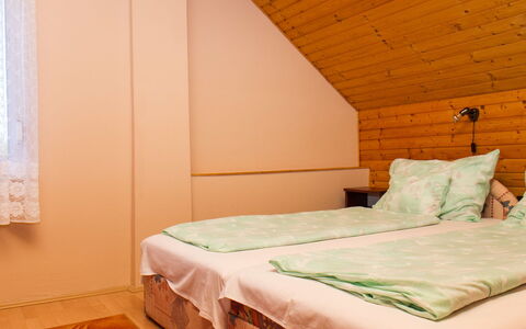 Gerle: Mobilia, Proprietà, Comfort, Legna, Interior Design, Arancia, Letto, Pavimento, Telaio Del Letto, Shade