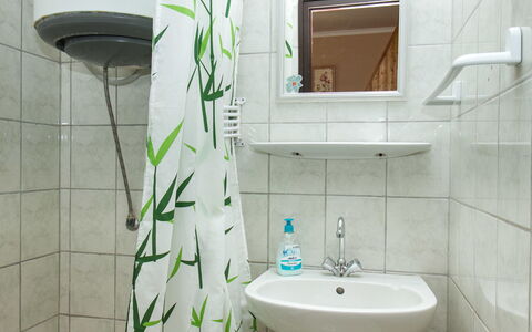 Gerle: Rubinetto, Specchio, Idraulico Fixture, Lavello, Lavandino Del Bagno, Proprietà, Pianta, Verde, Bagno, Casa