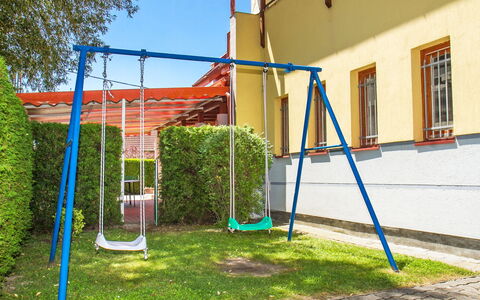 Katie 1: Swing, Terreno Di Gioco, Spazio Pubblico, Attrezzatura Giochi All'Aperto, Insediamento Umano, Erba, Albero, Ricreazione, Immobiliare, Tempo Libero