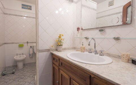 Fiumetto: Bagno, Proprietà, Camera, Interior Design, Immobiliare, Idraulico Fixture, Bagno Accessorio, Mobilia, Costruzione, Architettura