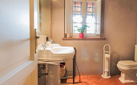 Villa Il Pellicano: Bagno, Idraulico Fixture, Lavandino Del Bagno, Pavimentazione, Lavello, Interior Design, Rubinetto, Pavimento, Idraulico, Gabinetto