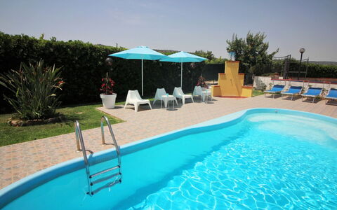 Andrea: Acqua, Pianta, Cielo, Proprietà, Piscina, Azzurro, Shade, Mobili Da Esterno, Lettino, Albero
