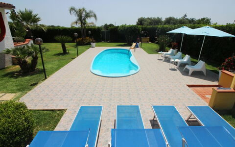Andrea: Pianta, Acqua, Costruzione, Azzurro, Piscina, Albero, Cielo, Mobili Da Esterno, Shade, Tempo Libero
