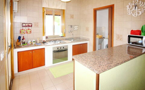 Andrea: Controsoffitto, Cabinetry, Lavandino Della Cucina, Mobilia, Lavello, Proprietà, Rubinetto, Cucina, Elettrodomestico, Elettrodomestico Da Cucina