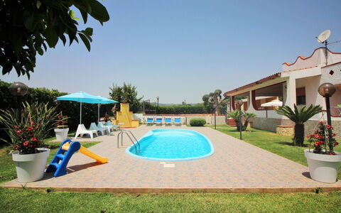 Andrea: Pianta, Acqua, Cielo, Vaso Di Fiori, Piscina, Shade, Mobili Da Esterno, Costruzione, Albero, Arecales