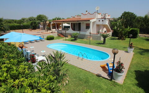 Andrea: Acqua, Pianta, Cielo, Piscina, Costruzione, Azzurro, Albero, Shade, Casa, Mobili Da Esterno