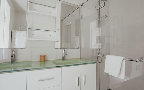 De Zeeparel: Interior Design, Idraulico Fixture, Pavimentazione, Bagno, Lavandino Del Bagno, Lavello, Pavimento, Cabinetry, Mobiletto Del Bagno, Rubinetto