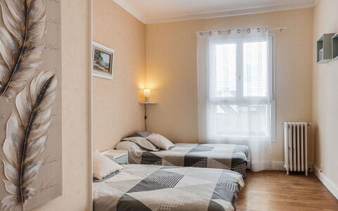 La Coloniale: Camera Da Letto, Camera, Mobilia, Proprietà, Letto, Interior Design, Parete, Soffitto, Pavimento, Telaio Del Letto
