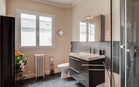 La Coloniale: Bagno, Camera, Interior Design, Proprietà, Pavimento, Lavello, Mobilia, Piastrella, Costruzione, Mobiletto Del Bagno