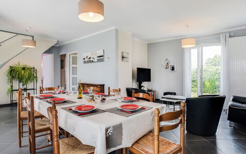 La Coloniale: Camera, Proprietà, Mobilia, Costruzione, Sala Da Pranzo, Interior Design, Immobiliare, Tavolo, Casa, Pavimento