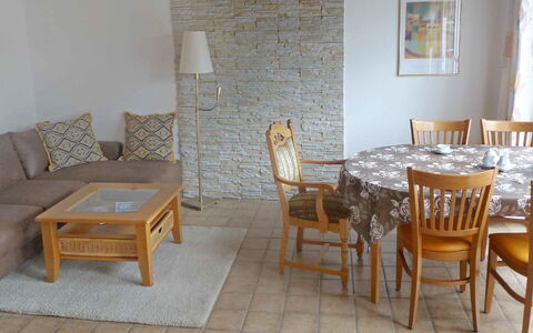 Adda: Mobilia, Camera, Proprietà, Tavolo, Sedia, Pavimento, Tavolino Da Caffè, Interior Design, Cucina & Sala Da Pranzo Tavolo, Sala Da Pranzo