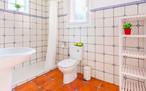 Requesens: Bagno, Piastrella, Proprietà, Camera, Pavimento, Interior Design, Gabinetto, Parete, Architettura, Idraulico Fixture
