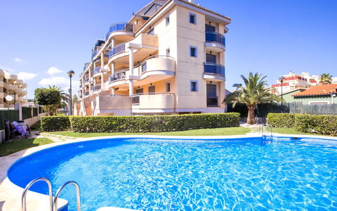 Jacaranda: Acqua, Costruzione, Pianta, Cielo, Giorno, Proprietà, Piscina, Azzurro, Finestra, Albero