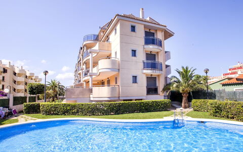Jacaranda: Acqua, Costruzione, Pianta, Cielo, Giorno, Proprietà, Piscina, Azzurro, Finestra, Albero