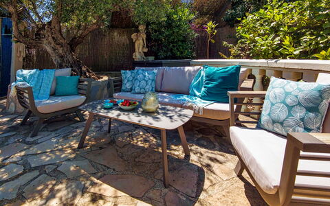 Mabrouk: Tavolo, Mobilia, Divano, Azzurro, Albero, Mobili Da Esterno, Pianta, Interior Design, Shade, Tavolo Esterno