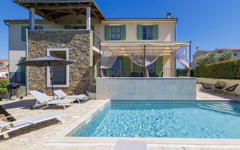 Morgan: Acqua, Cielo, Proprietà, Pianta, Piscina, Costruzione, Azzurro, Shade, Finestra, Casa