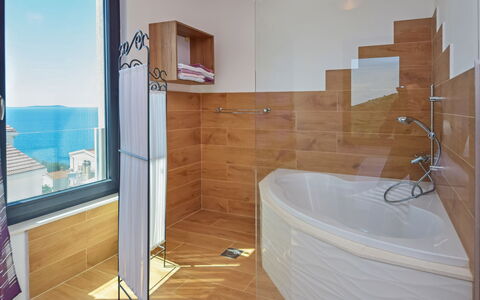 Andrea: Bagno, Proprietà, Camera, Vasca Da Bagno, Pavimento, Parete, Piastrella, Interior Design, Architettura, Idraulico Fixture