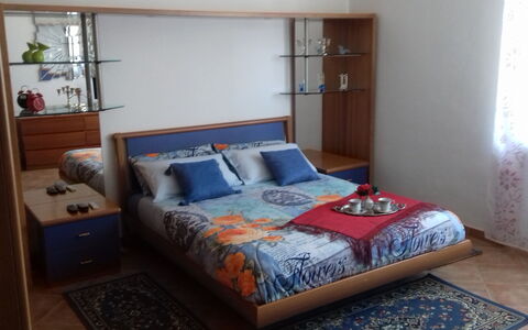 Corallo: Camera Da Letto, Letto, Lenzuolo, Mobilia, Camera, Bedding, Proprietà, Telaio Del Letto, Materasso, Interior Design