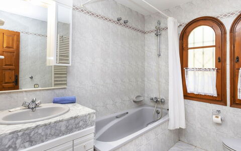 Venecia: Vasca Da Bagno, Rubinetto, Idraulico Fixture, Specchio, Lavello, Proprietà, Cabinetry, Mobiletto Del Bagno, Bagno