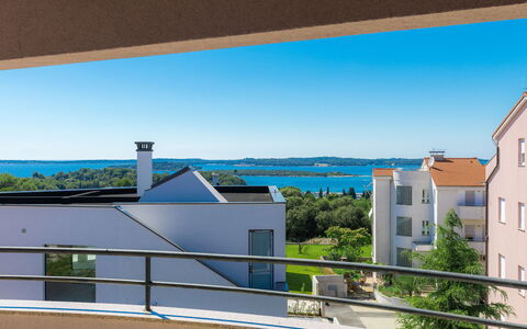 Carmen: Costruzione, Cielo, Finestra, Giorno, Azzurro, Shade, Urban Design, Corpo D'Acqua, Condominio, Legna